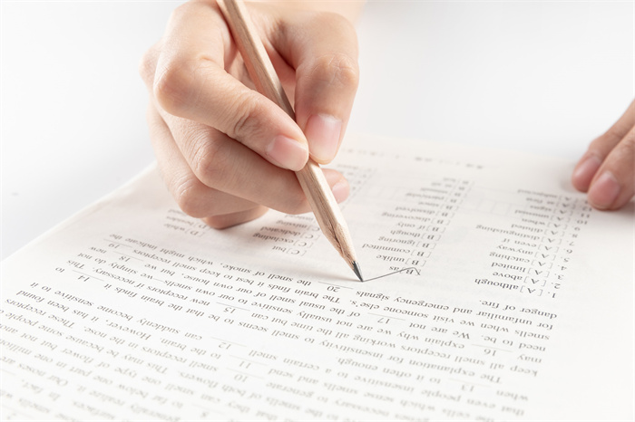 播音主持培训哪个好 播音主持培训学费