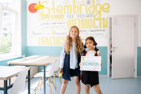 盘头化妆学校打造甜美发型