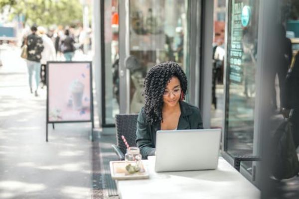 为什么艺人需要化浓妆？论灯光在影视中起到的作用！